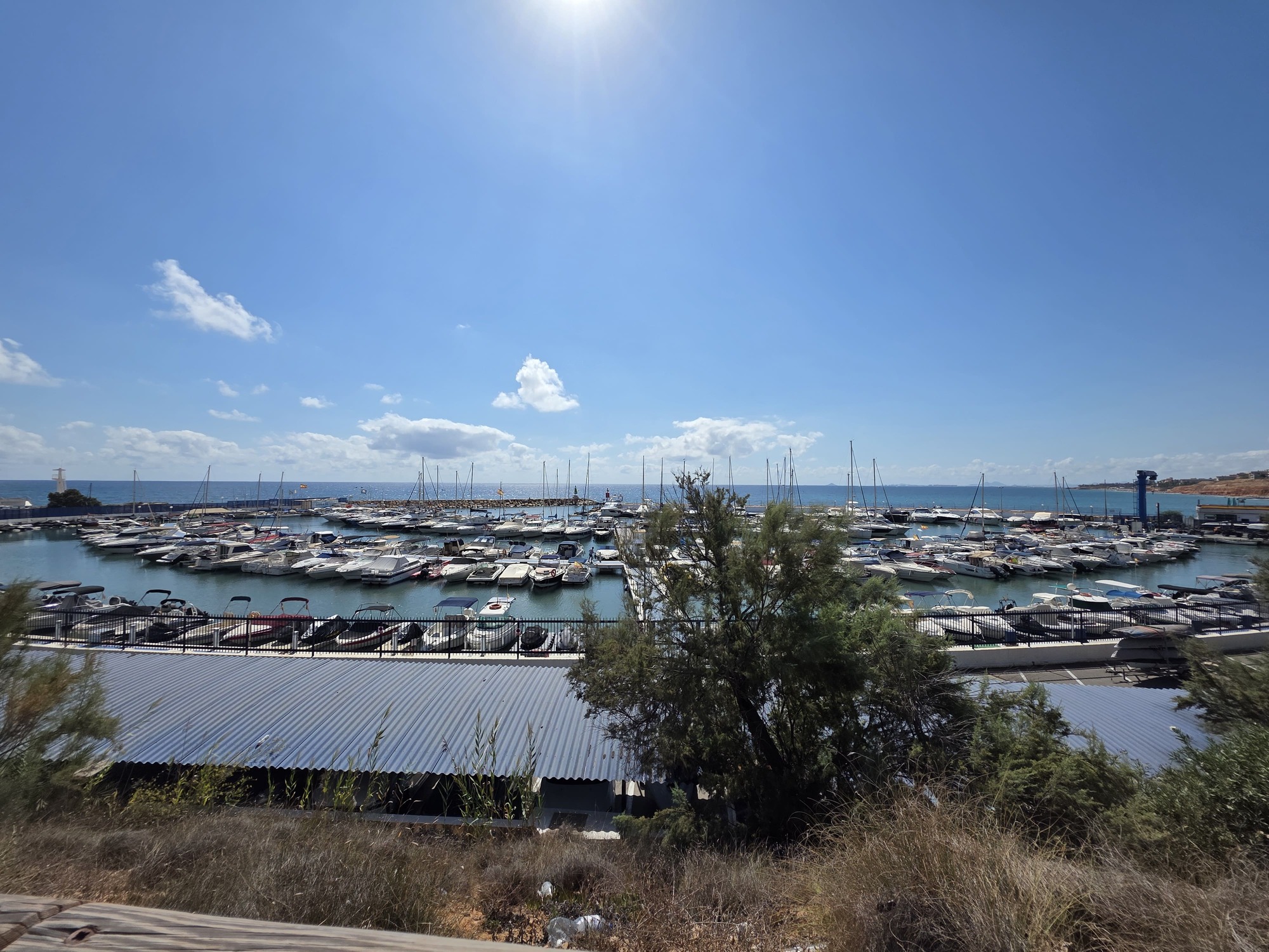 Terrasse ensoleillée avec mobilier de jardin