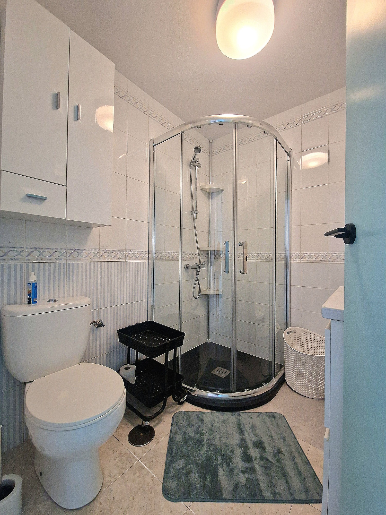 Chambre ensoleillée, literie claire et baie vitrée