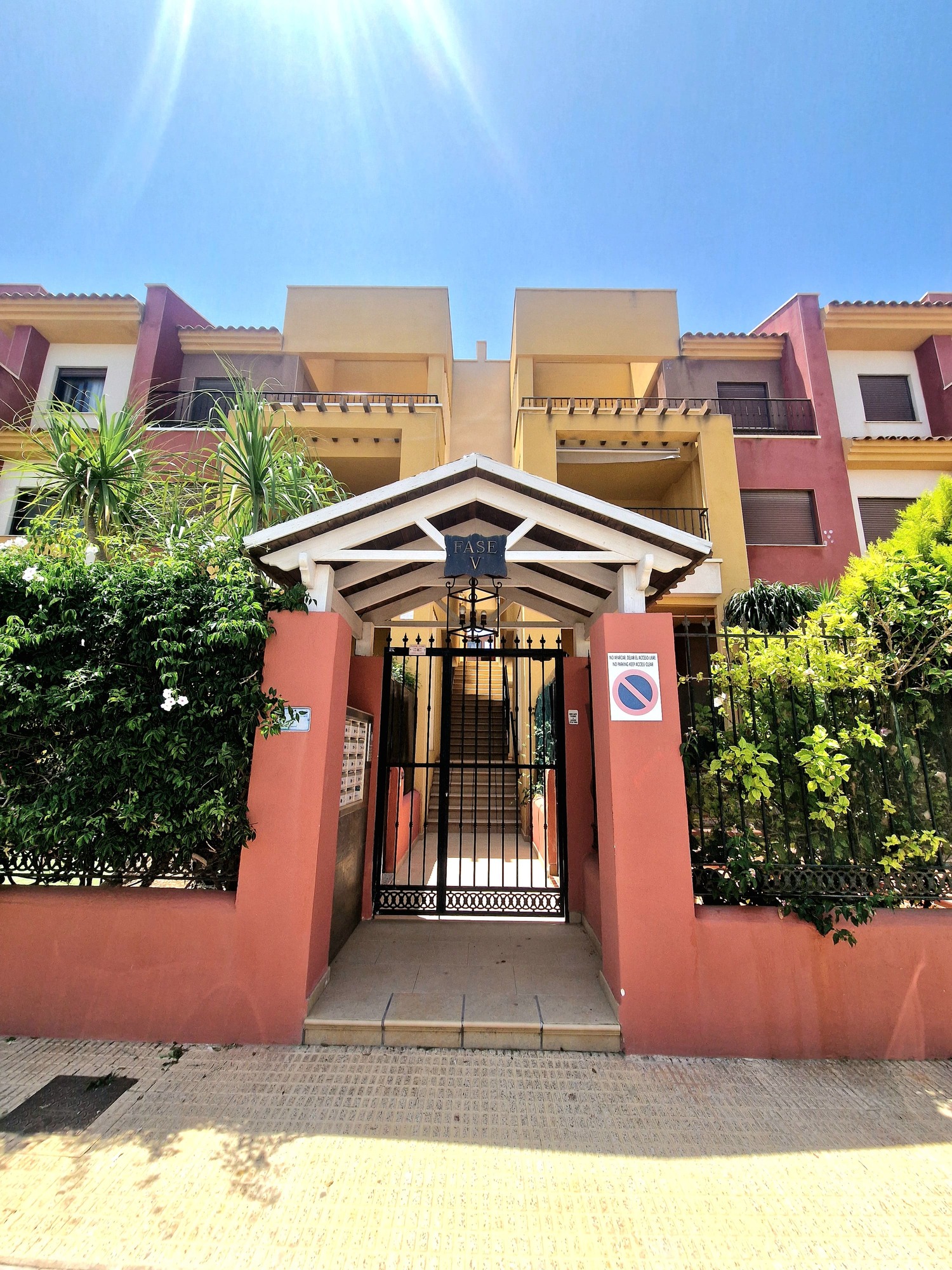 Façade moderne de la Casa Natacha avec piscine privée