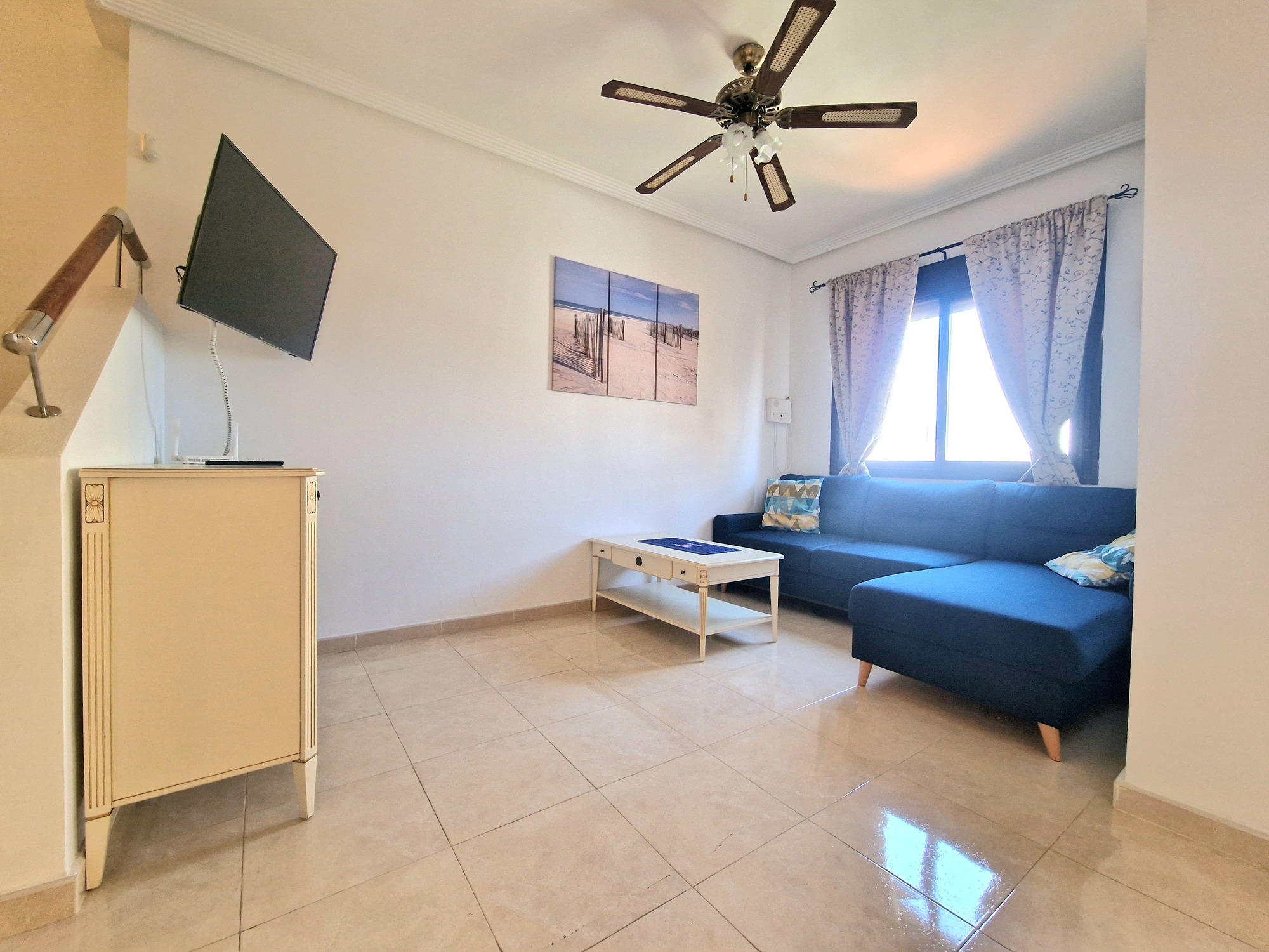 Salon lumineux et contemporain de Casa Natacha avec cheminée design