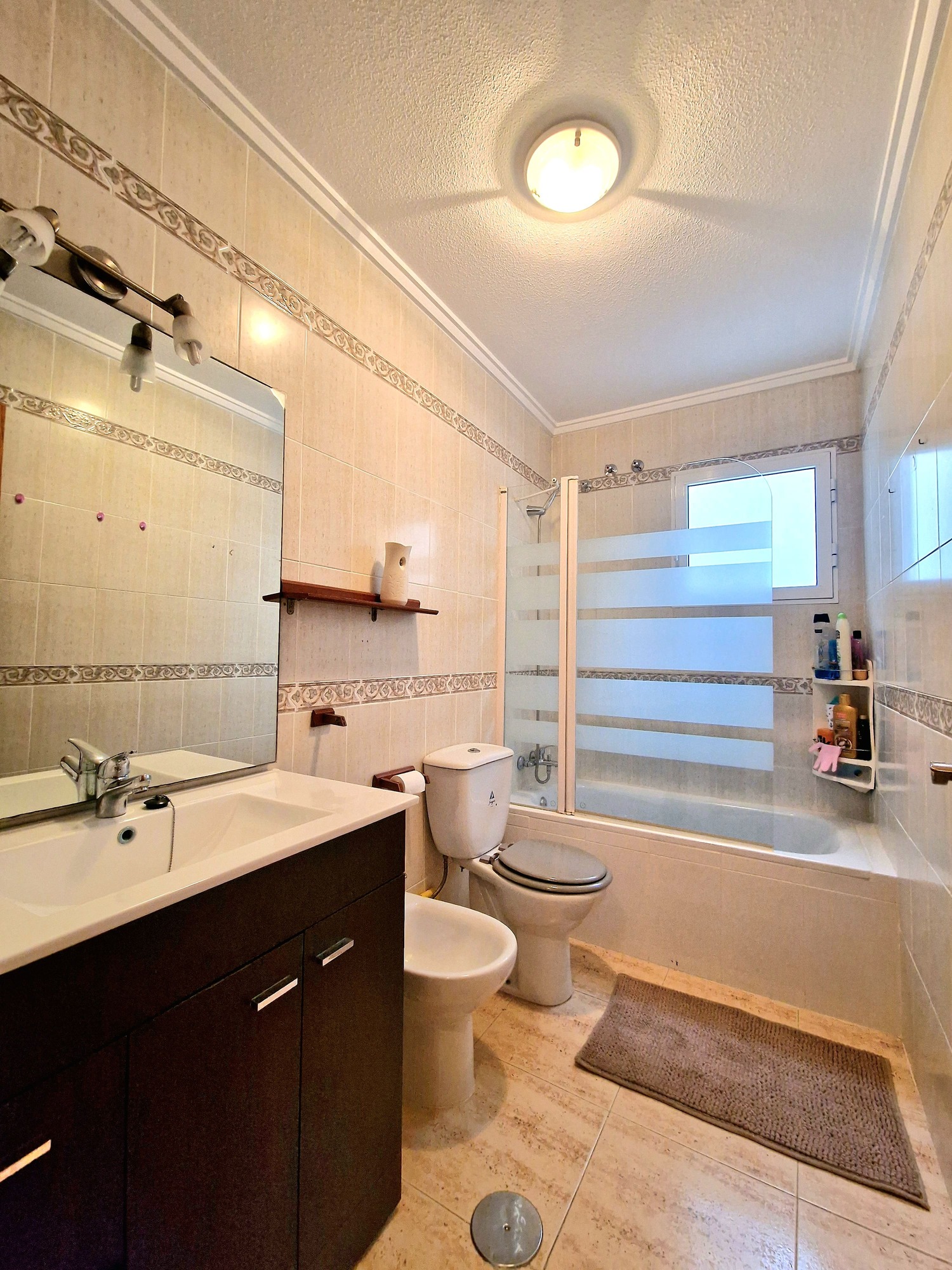 Chambre lumineuse avec literie de qualité